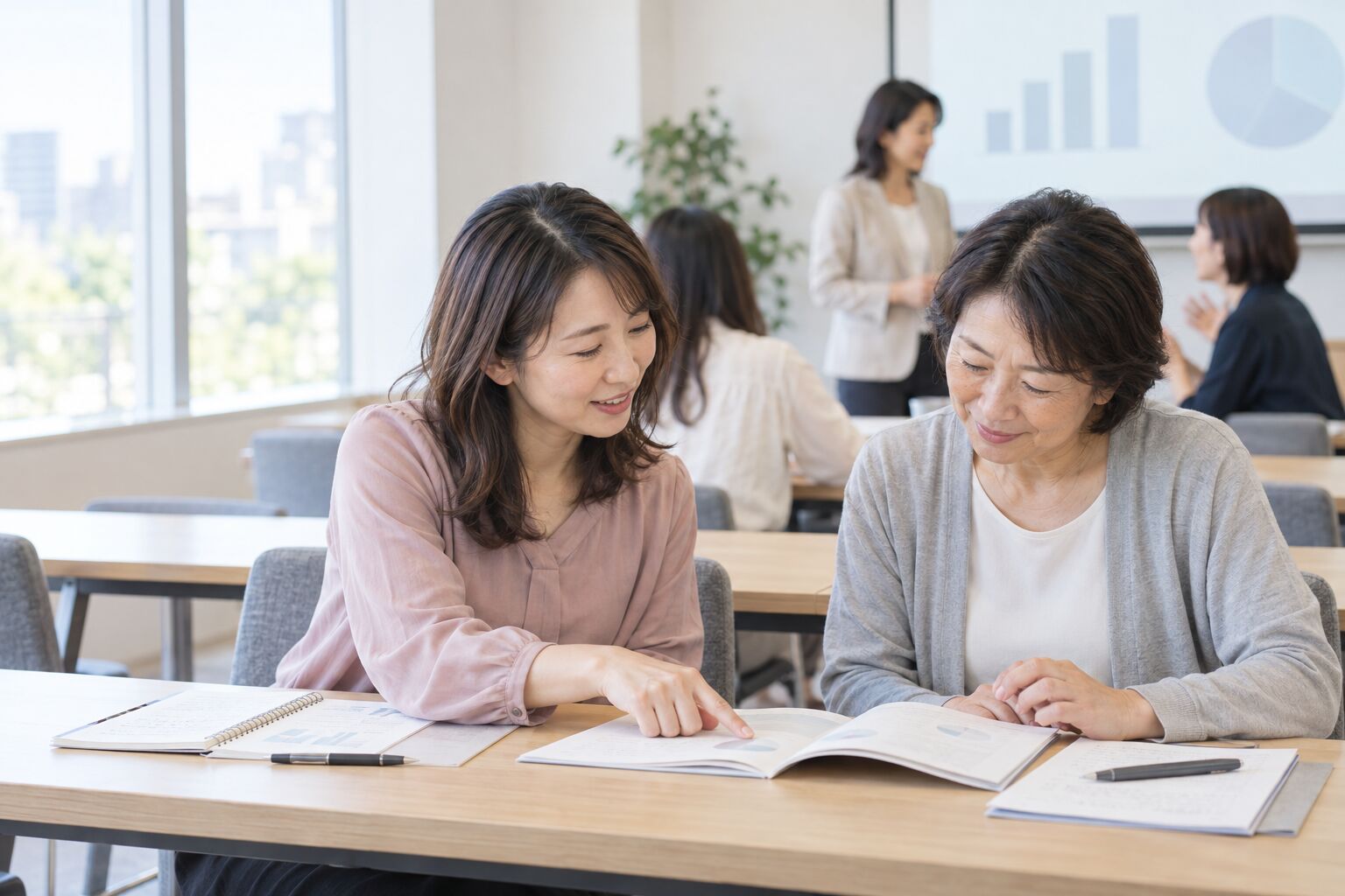 セミナーの後、テキストを見ながら話す参加者