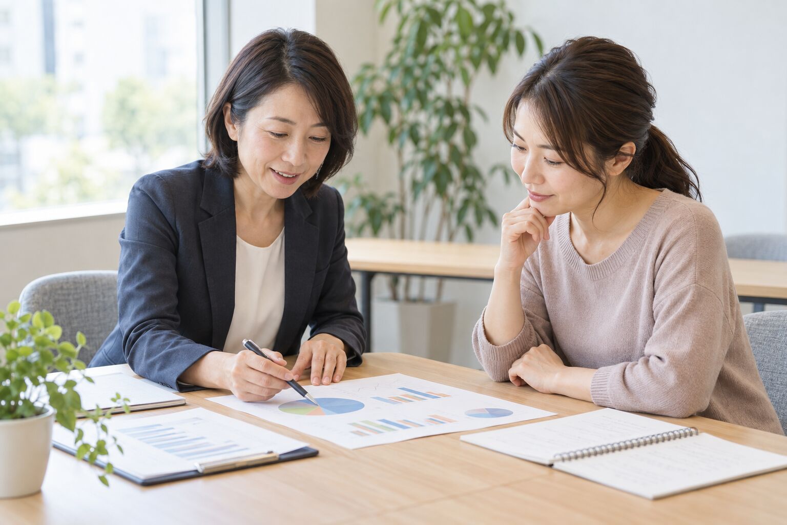 資料を一緒に見ながら、相談者の話を聞くファイナンシャルプランナー